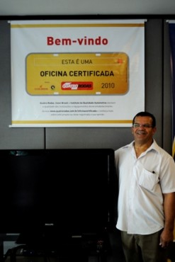 Fran ao lado do banner da Certificação Quatro Rodas