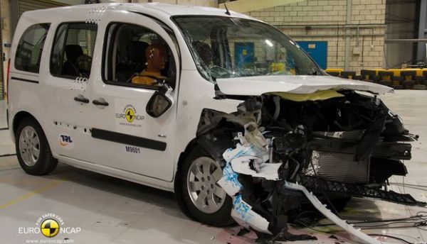 Mercedes-Benz-Citan-vai-mal-em-teste-de-seguranca