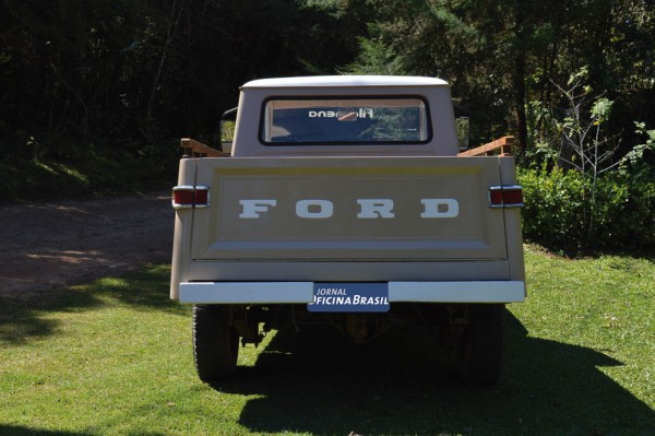 Antes grafado Jeep, a Ford, dona da Willys, tratou de assinar seu nome na tampa da caçamba