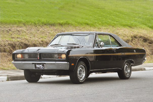 Charger R/T em movimento, um estilo que consagrou a Chrysler do Brasil como fabricante de esportivos V8 no Brasil