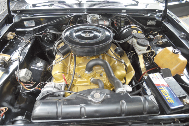 CRL_0952 – Sob o capô está a joia da Chrysler, o mítico motor V8 de 5,2 litros (318 pol ) com potência de 215 cv que faz a carroceria pender de lado a cada acelerada