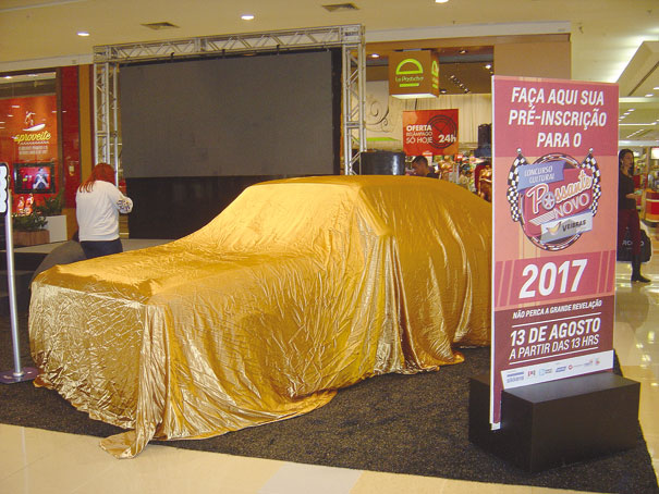 O Opala SS coberto por um pano dourado despertava a curiosidades das pessoas e dava mais destaque ao evento