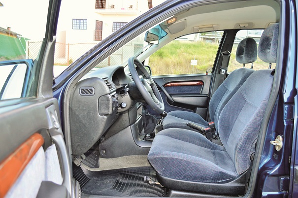 Para o motorista, conforto total: tanto o volante como o banco possui regulagem de altura, facilidades para uma melhor posição de dirigir 