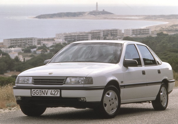 Opel Vectra com o desenho original de 1988 surpreendia pelo visual “limpo” e apresentava diversas evoluções mecânicas e construtivas em relação ao antecessor, Ascona