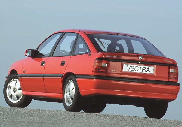 Nos mercados europeus a Opel ofereceu também a carroceria hatchback de cinco portas, aqui exemplificada pela versão esportiva GT 