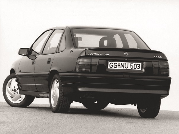 Em 1992 a Opel promovia uma leve atualização estética no Vectra, a novidade era a adoção do motor 2,0 litros turbo, de 204 cv, velocidade máxima de 240 km/h