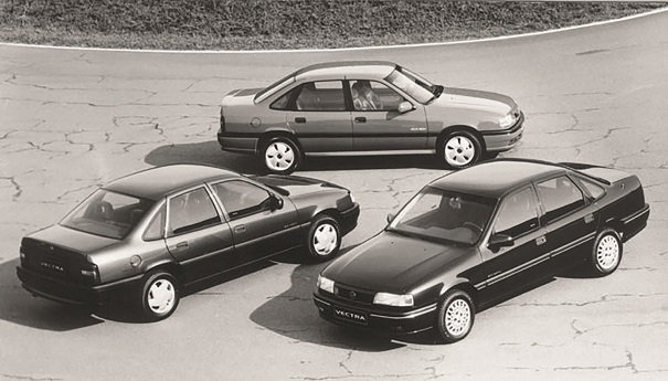 Em 1993 o Vectra aporta no Brasil, três versões de acabamento, dois motores de 2,0 litros, índice de nacionalização de 60% 