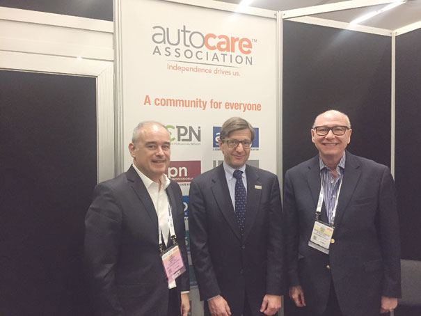 Sergio Alvarenga (Sindirepa Nacional), Aaron Lowe (Auto Care Association) e Cassio Hervé (Grupo Oficina Brasil)