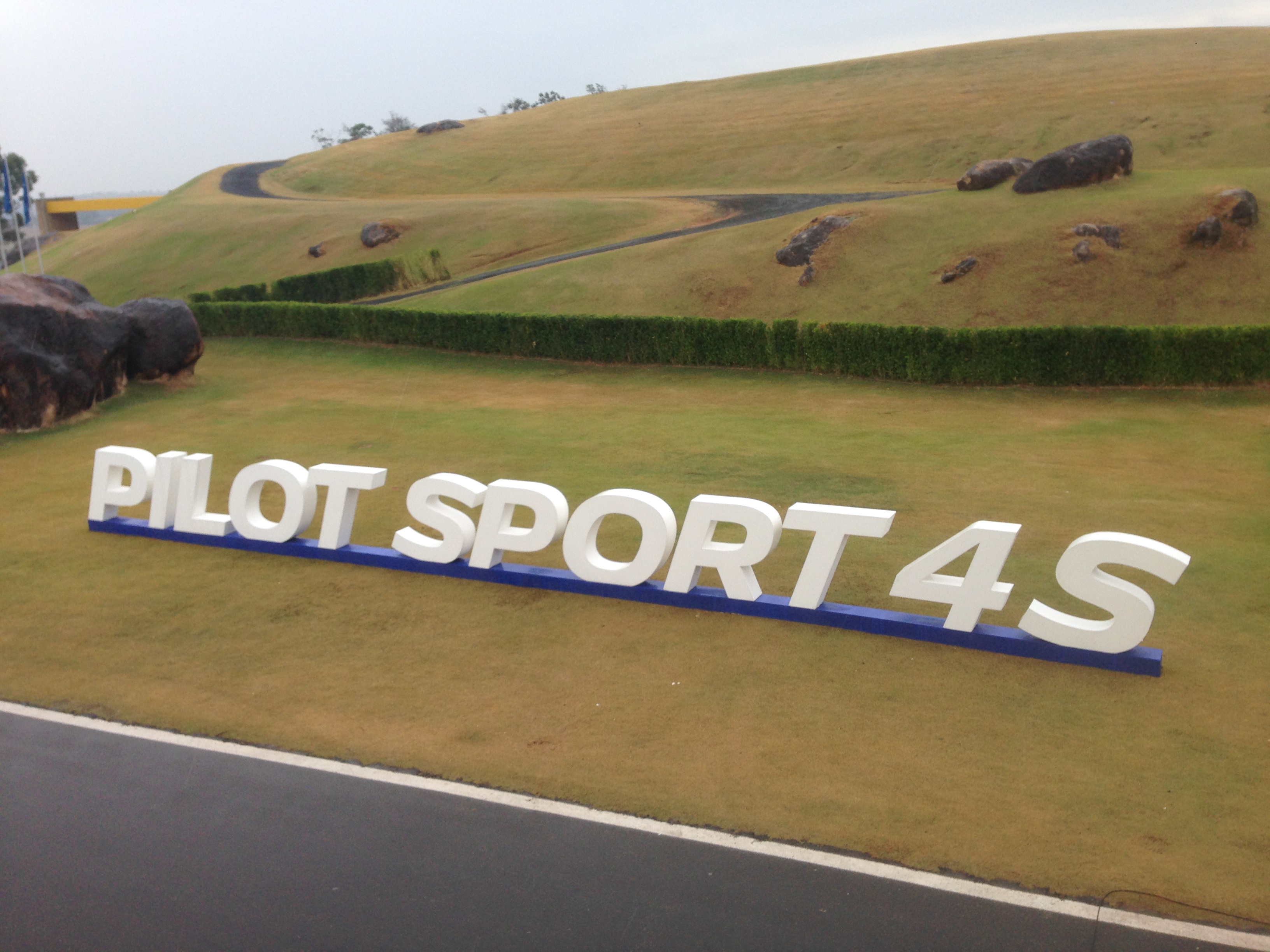 O lançamento do novo pneu superesportivo da Michelin aconteceu no belíssimo Autódromo Vello Città