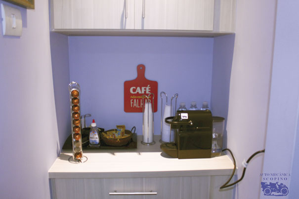 Sala de espera com água, café e bolachas