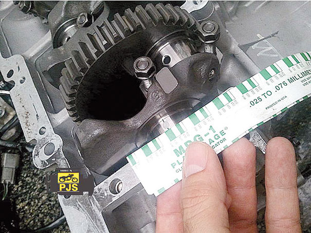 Aferição de folga de bronzina das carcaças do motor com auxílio do Plastigage - motocicleta Kawasaki