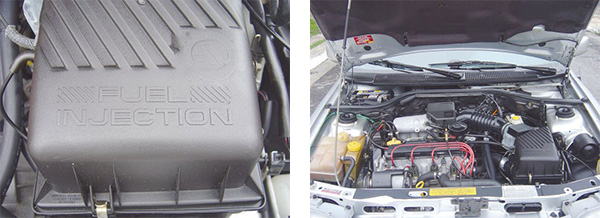 Na tampa do filtro de ar a menção da injeção de combustível e acima o logotipo da extinta Autolatina / Estrela da família era o motor AP 2000i de 115 cv, com esse trem de força o XR3 passou a ser um dos carros mais velozes do país