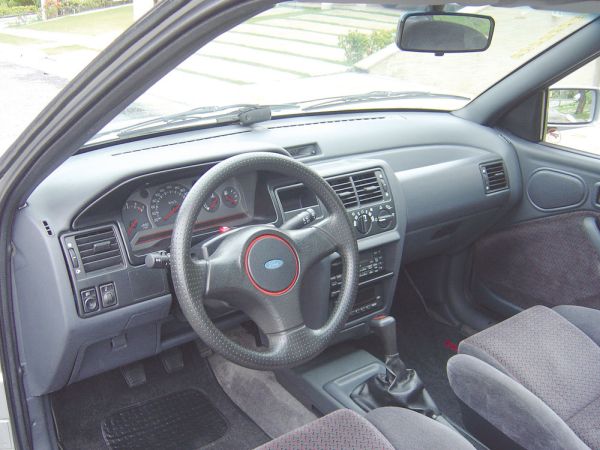 O painel trazia um novo desenho, o destaque era o volante de três raios com acabamento perfurado