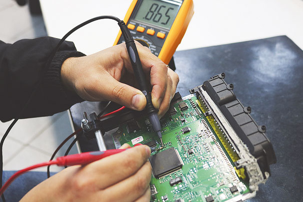 Foto 2 - Teste de continuidade em um capacitor de cerâmica