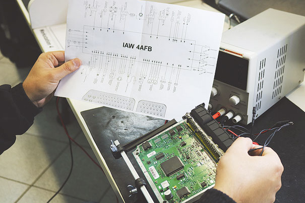 Foto 3 - Alimentando a ECU em bancada